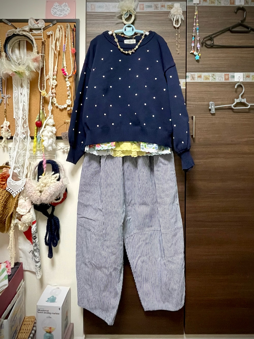 ブルー系のニット/セーター、その他のタンクトップ、ブルー系のチノパンツを着用したレディースの冬コーディネートの5枚目の写真