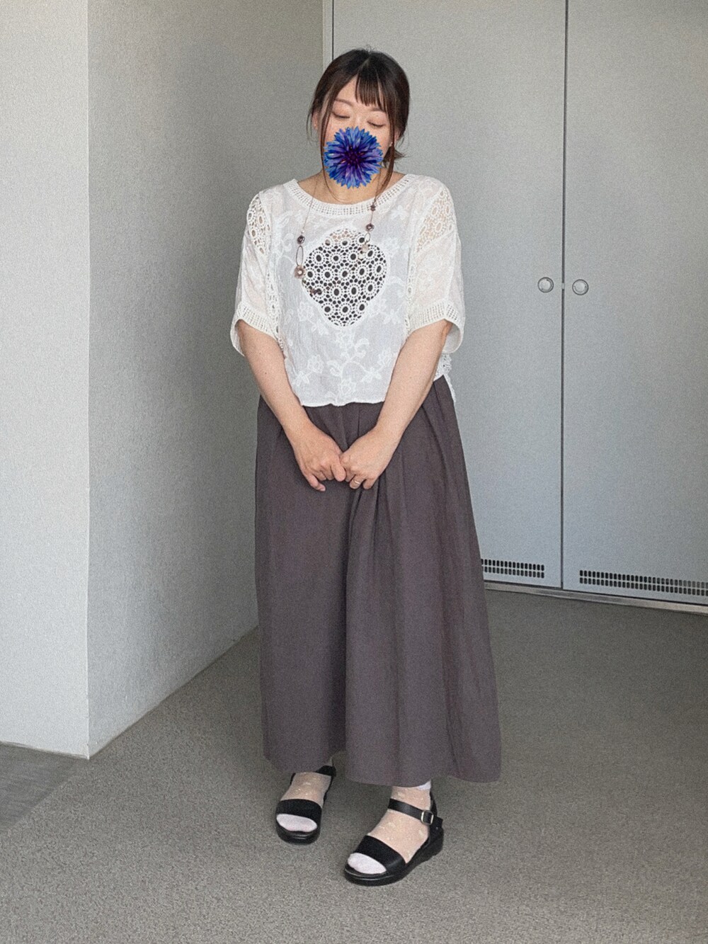 ホワイト系のTシャツ/カットソー、ブラック系のワンピース、ブラック系のサンダルを着用したレディースの夏コーディネートの2枚目の写真