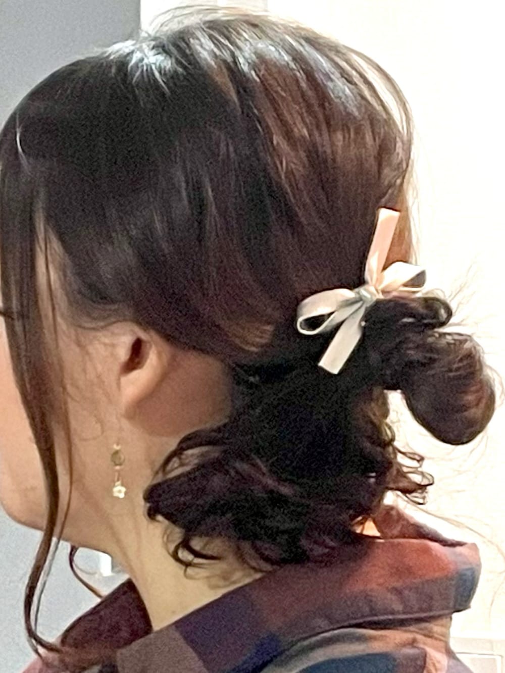 ブラウン系のシャツワンピース、グレー系のブーティ、シルバー系のバレッタ/ヘアクリップを着用したレディースの冬コーディネートの4枚目の写真