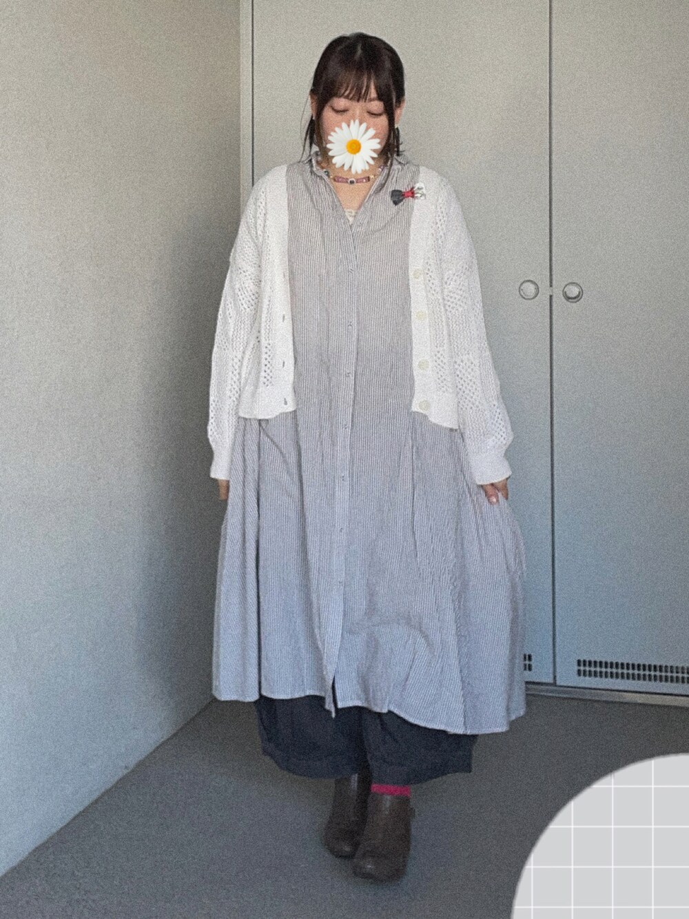 ホワイト系のカーディガン/ボレロ、グレー系のシャツワンピース、グレー系のブーティを着用したレディースの秋コーディネートの2枚目の写真