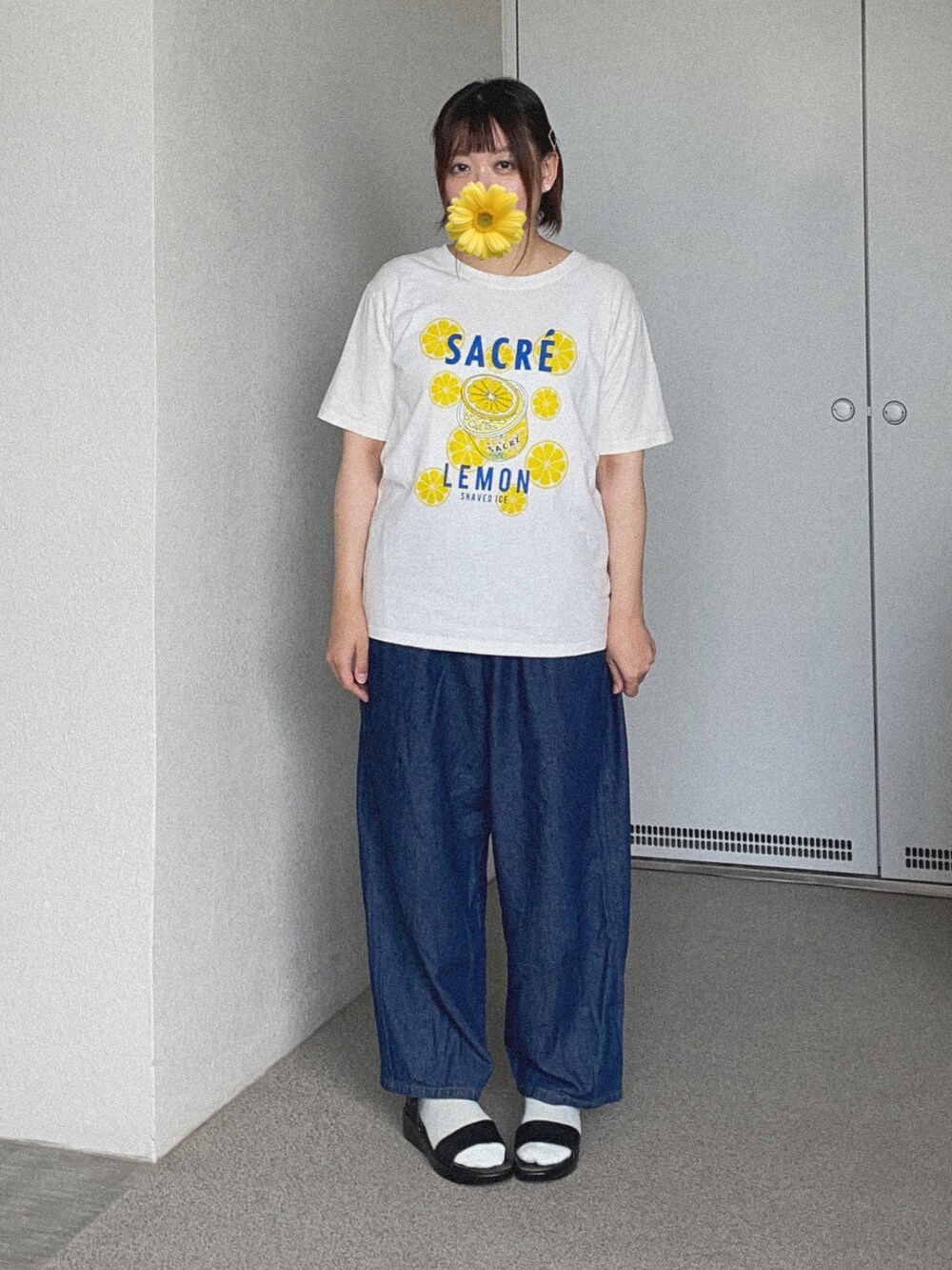 ホワイト系のTシャツ/カットソー、ブルー系のデニムパンツ、ブラック系のサンダルを着用したレディースの夏コーディネートの2枚目の写真