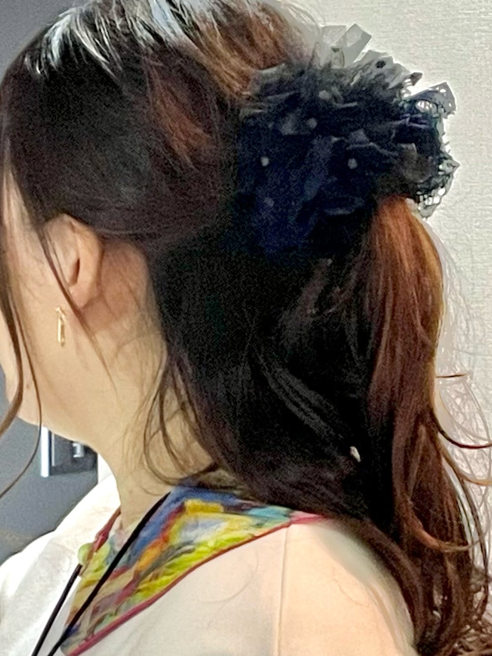 ホワイト系のスウェット、ブルー系のデニムスカート、グレー系のブーティを着用したレディースの冬コーディネートの4枚目の写真