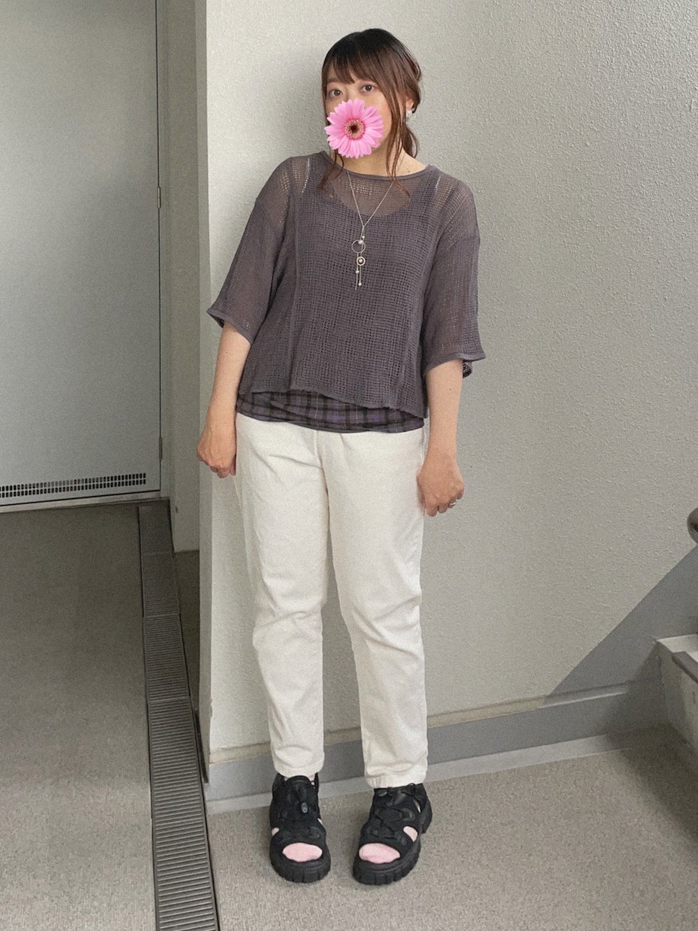 グレー系のTシャツ/カットソー、パープル系のタンクトップ、ホワイト系のチノパンツを着用したレディースの秋コーディネートの2枚目の写真