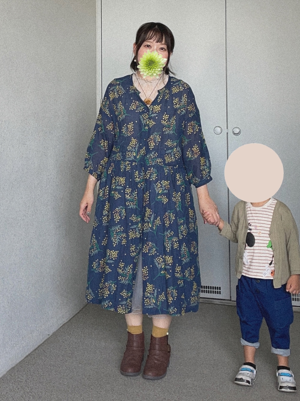 グレー系のタンクトップ、ブルー系のシャツワンピース、グレー系のスカートを着用したレディースの秋コーディネートの2枚目の写真