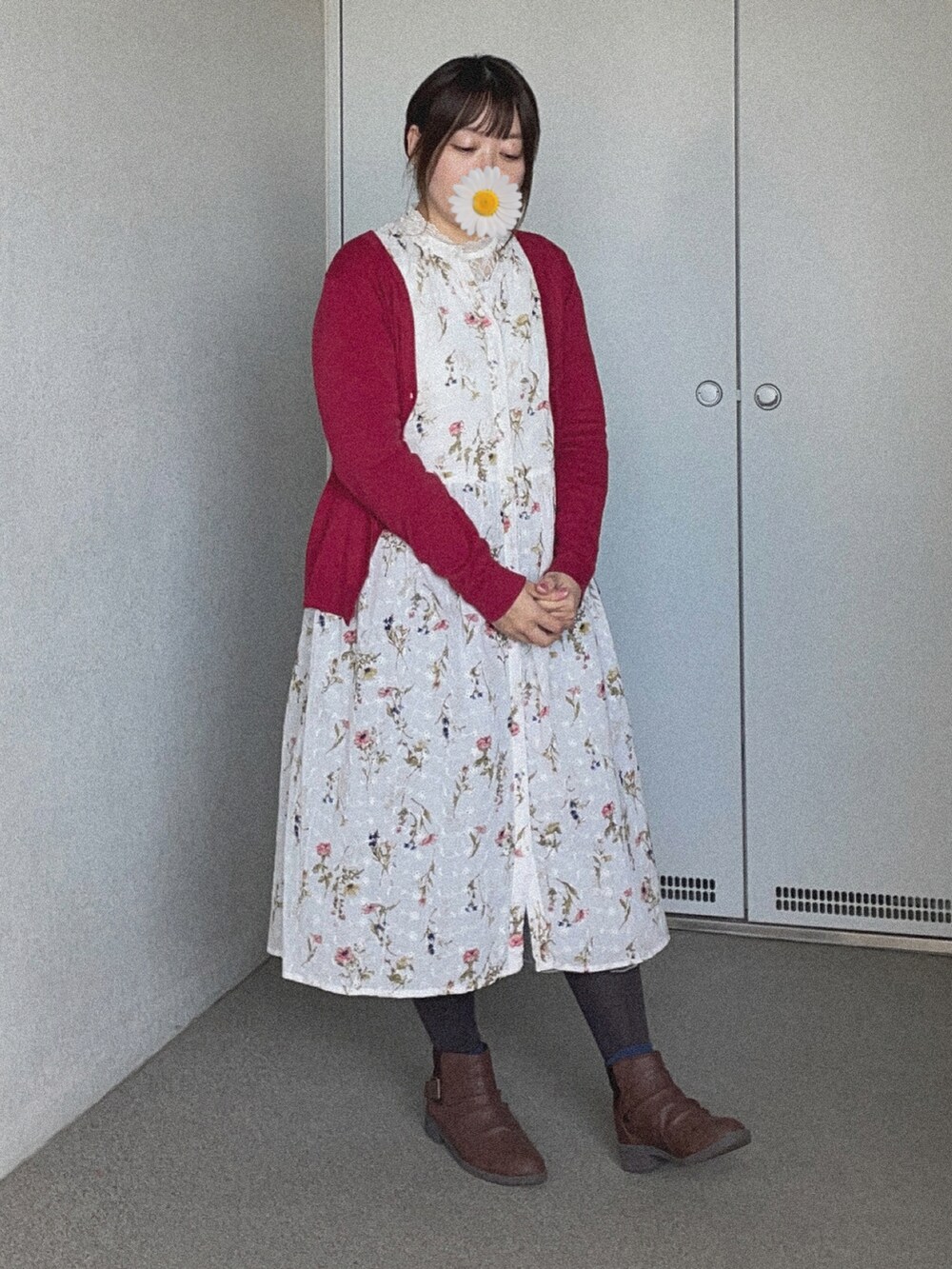 ホワイト系のタンクトップ、ホワイト系のシャツワンピース、レッド系のカーディガン/ボレロを着用したレディースの秋コーディネートの2枚目の写真