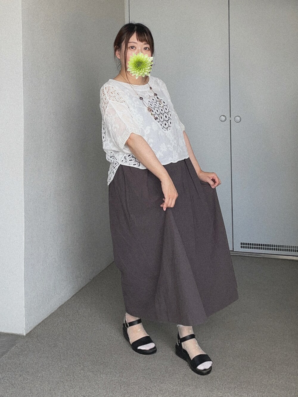 ホワイト系のTシャツ/カットソー、ブラック系のワンピース、ブラック系のサンダルを着用したレディースの夏コーディネートの3枚目の写真