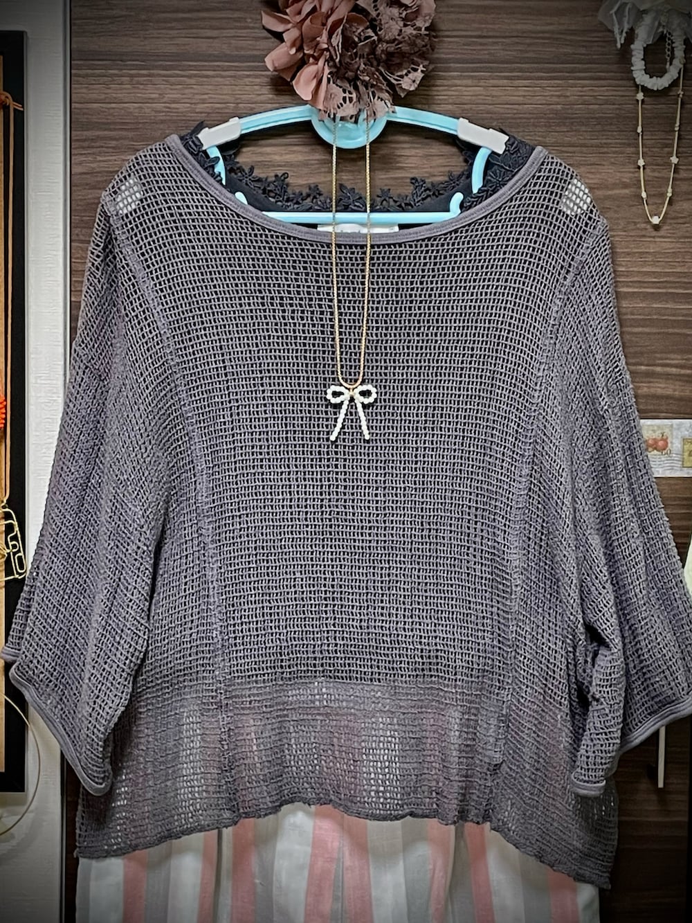 グレー系のTシャツ/カットソー、ピンク系のその他パンツ、ブラック系のサンダルを着用したレディースの秋コーディネートの4枚目の写真