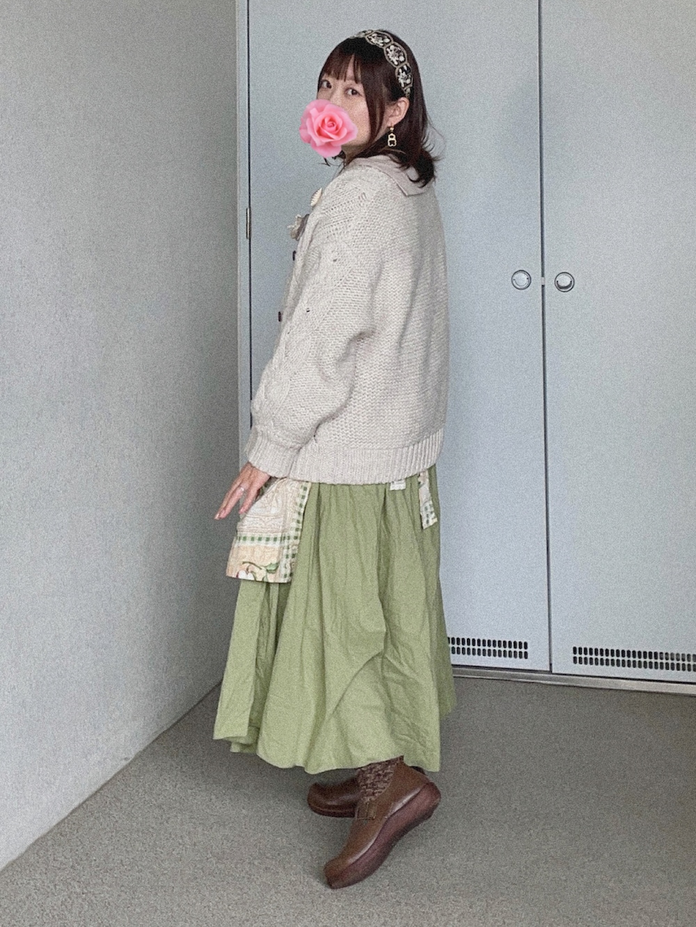 グレー系のシャツ/ブラウス、ホワイト系のニット/セーター、グリーン系のスカートを着用したレディースの春コーディネートの3枚目の写真