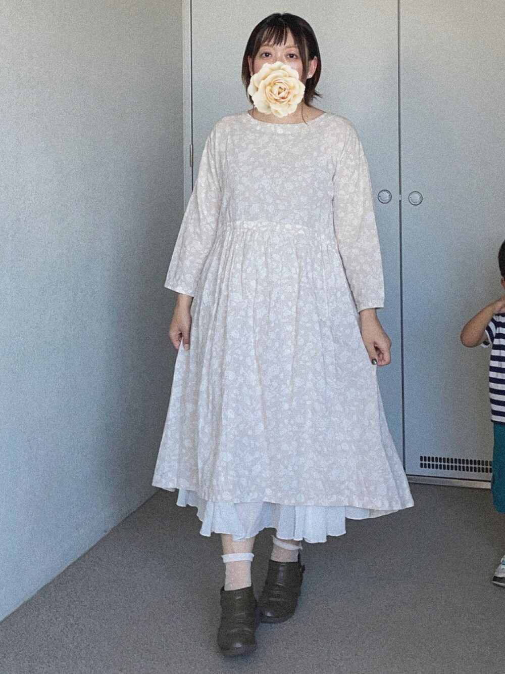 ホワイト系のワンピース、ホワイト系のスカート、グリーン系のブーティを着用したレディースの秋コーディネートの2枚目の写真