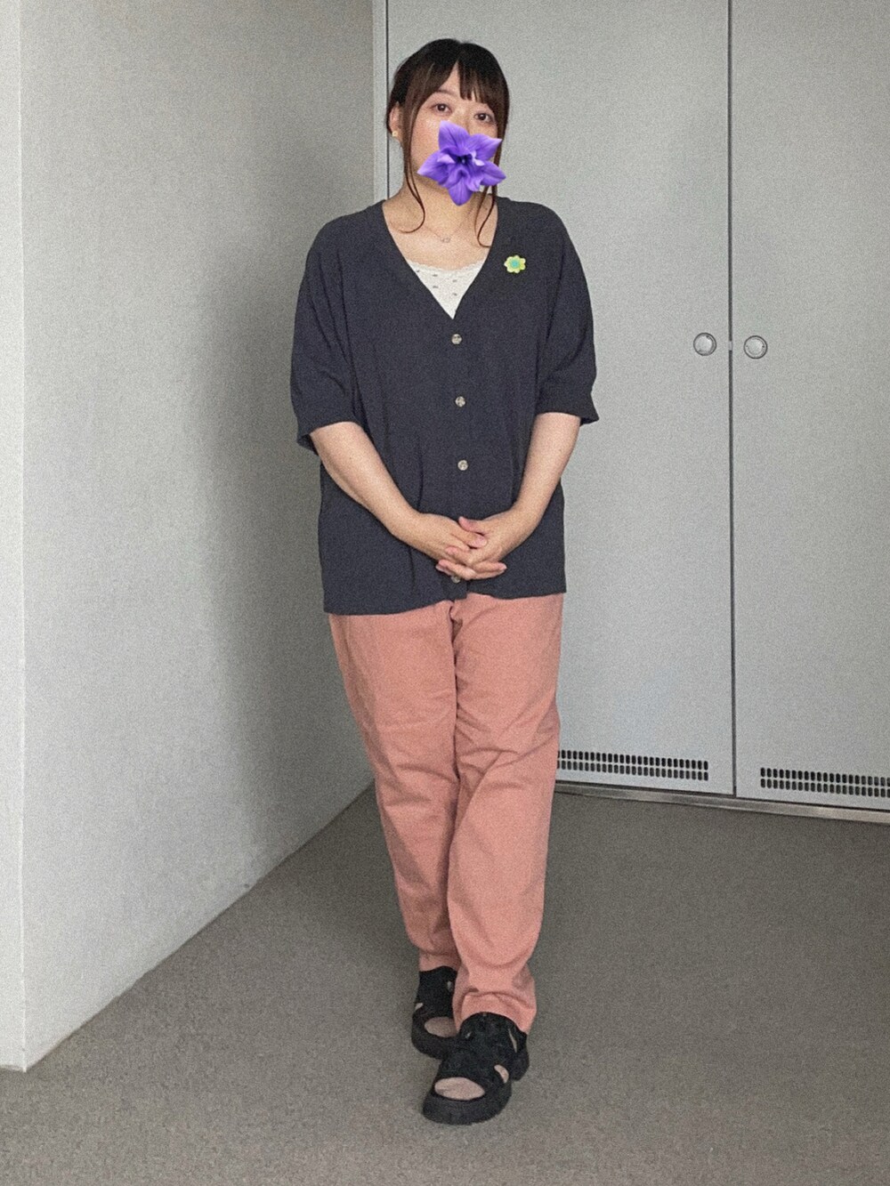 ホワイト系のキャミソール、ブルー系のニット/セーター、ピンク系のチノパンツを着用したレディースの秋コーディネートの2枚目の写真