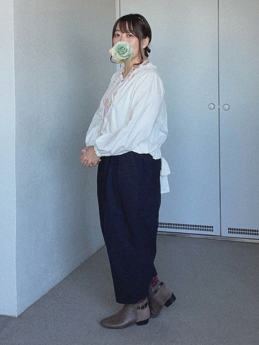 ホワイト系のシャツ/ブラウス、ブラック系のチノパンツ、グレー系のブーティを着用したレディースの冬コーディネートの3枚目の写真