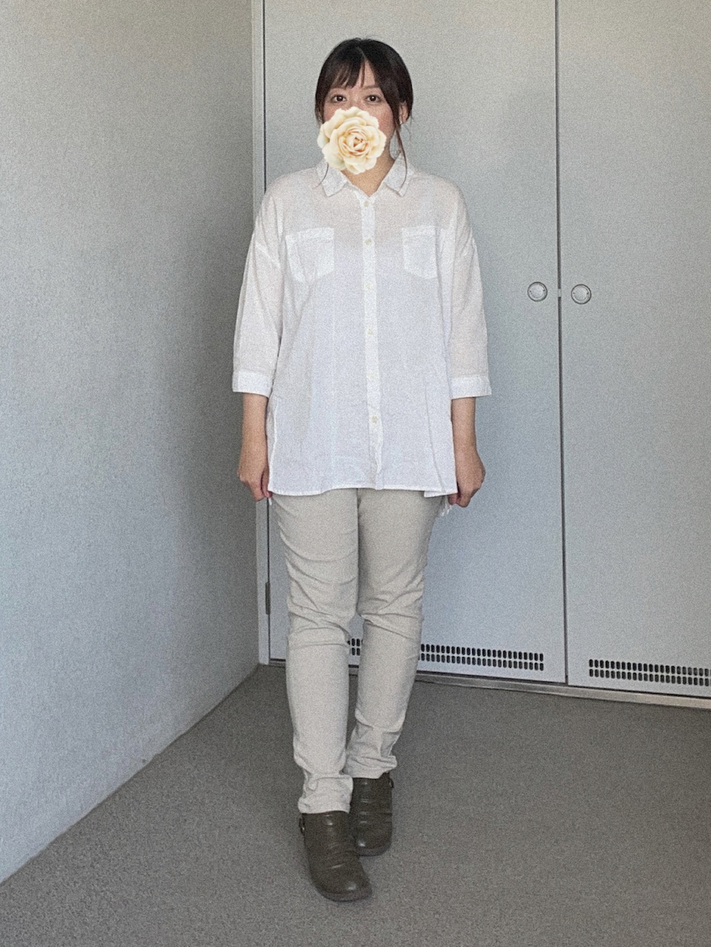 ホワイト系のシャツ/ブラウス、ベージュ系のチノパンツ、グリーン系のブーティを着用したレディースの秋コーディネートの2枚目の写真