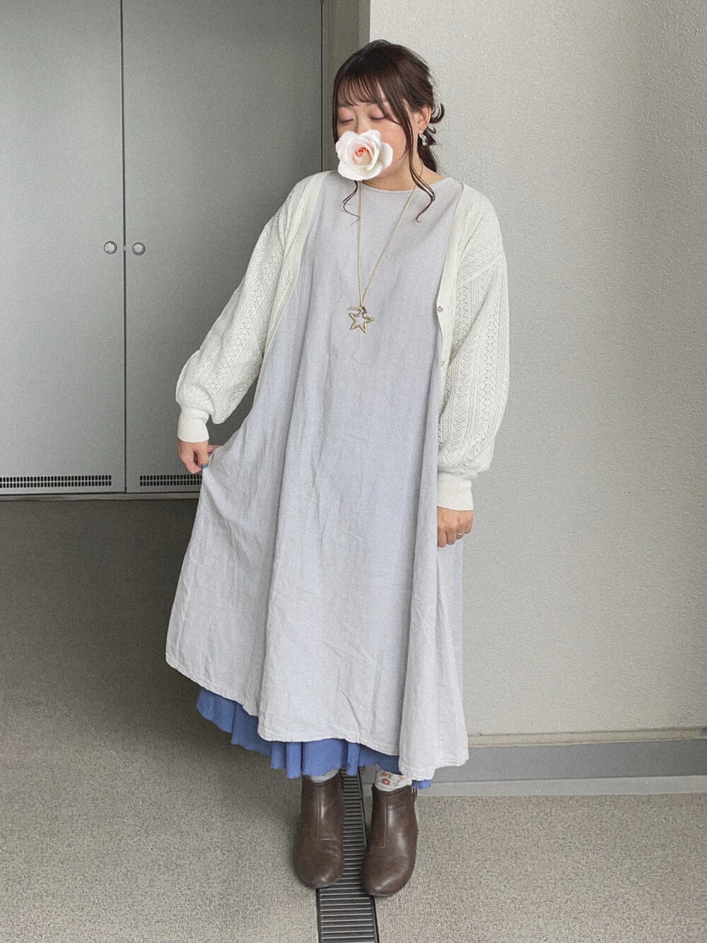 ブルー系のワンピース、ホワイト系のカーディガン/ボレロ、ブルー系のスカートを着用したレディースの春コーディネートの2枚目の写真