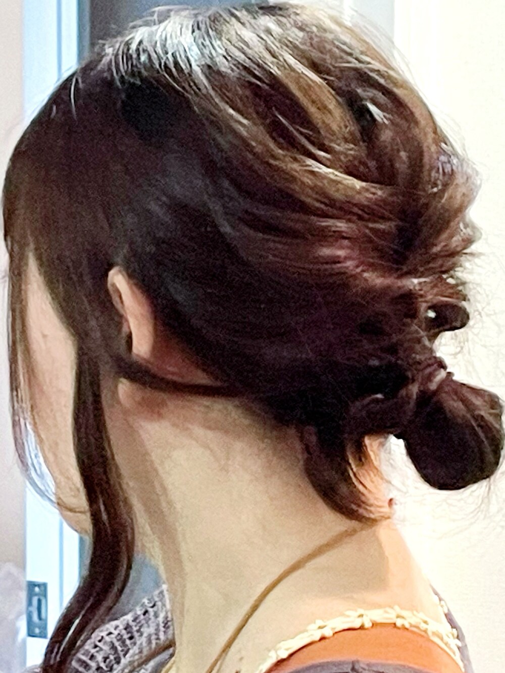 グレー系のTシャツ/カットソー、オレンジ系のジャンパースカート、ブラック系のサンダルを着用したレディースの夏コーディネートの4枚目の写真