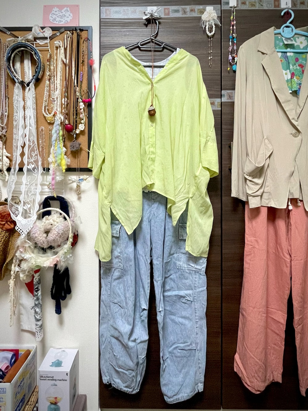 グリーン系のシャツ/ブラウス、ブルー系のデニムパンツ、ブラック系のサンダルを着用したレディースの夏コーディネートの5枚目の写真