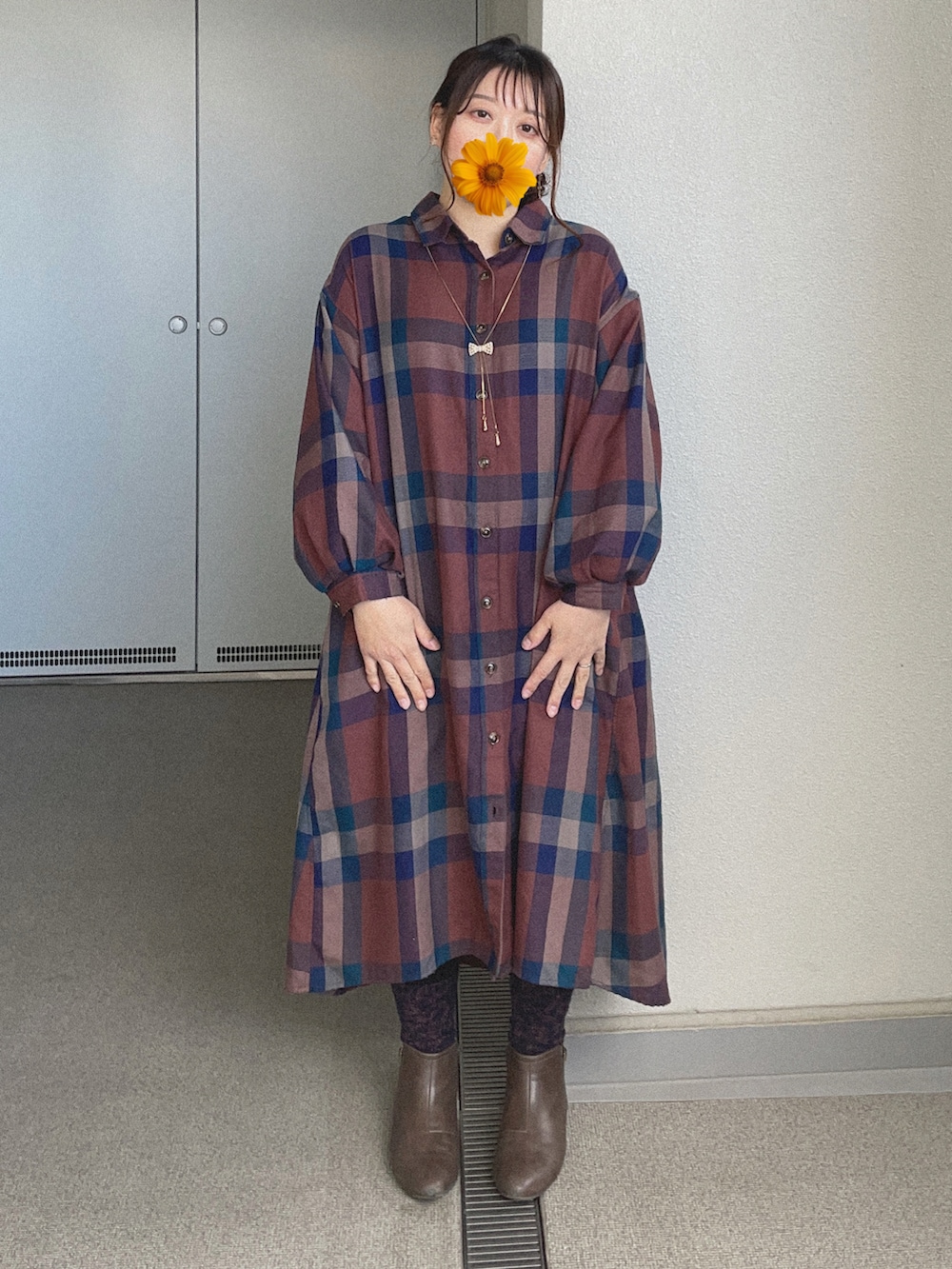 ブラウン系のシャツワンピース、グレー系のブーティ、シルバー系のバレッタ/ヘアクリップを着用したレディースの冬コーディネートの2枚目の写真