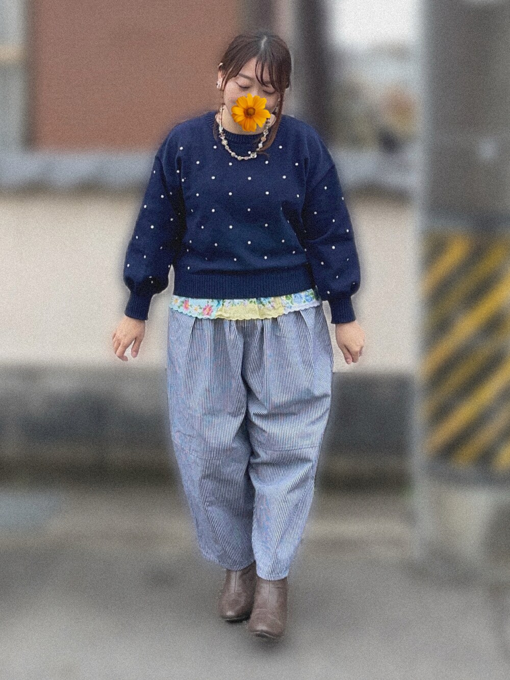 ブルー系のニット/セーター、その他のタンクトップ、ブルー系のチノパンツを着用したレディースの冬コーディネートの3枚目の写真