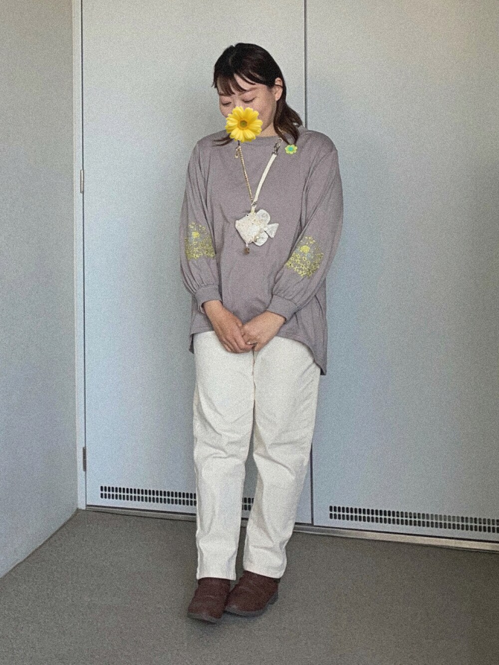 グレー系のTシャツ/カットソー、ホワイト系のチノパンツ、ブラウン系のブーティを着用したレディースの春コーディネートの2枚目の写真