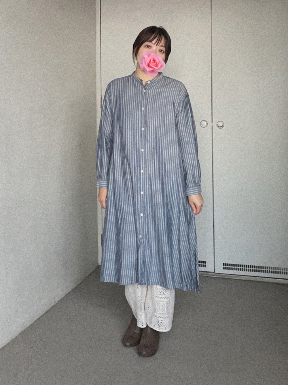 ブルー系のシャツワンピース、ホワイト系のその他パンツ、グレー系のブーティを着用したレディースの秋コーディネートの2枚目の写真