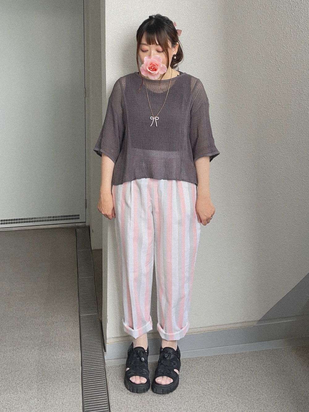 グレー系のTシャツ/カットソー、ピンク系のその他パンツ、ブラック系のサンダルを着用したレディースの秋コーディネートの3枚目の写真