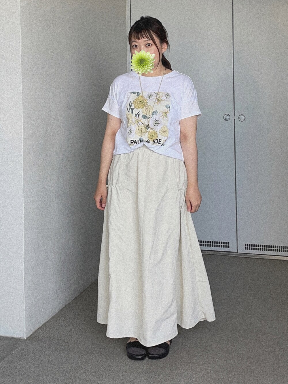 ホワイト系のTシャツ/カットソー、ホワイト系のスカート、ブラック系のサンダルを着用したレディースの夏コーディネートの2枚目の写真