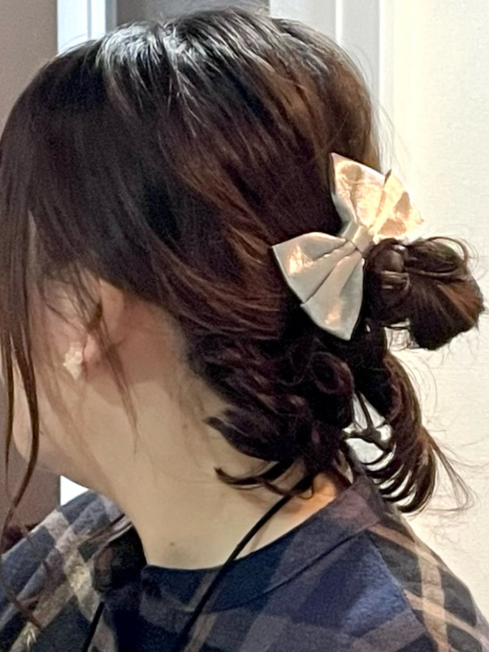 ピンク系のスカート、ブルー系のシャツワンピース、グレー系のブーティを着用したレディースの冬コーディネートの4枚目の写真