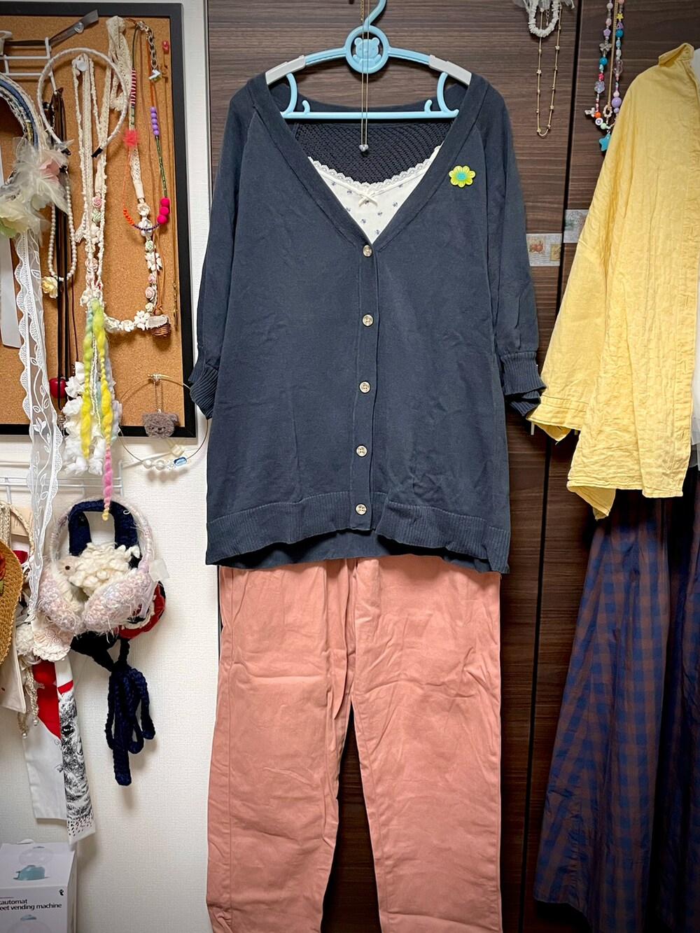 ホワイト系のキャミソール、ブルー系のニット/セーター、ピンク系のチノパンツを着用したレディースの秋コーディネートの4枚目の写真