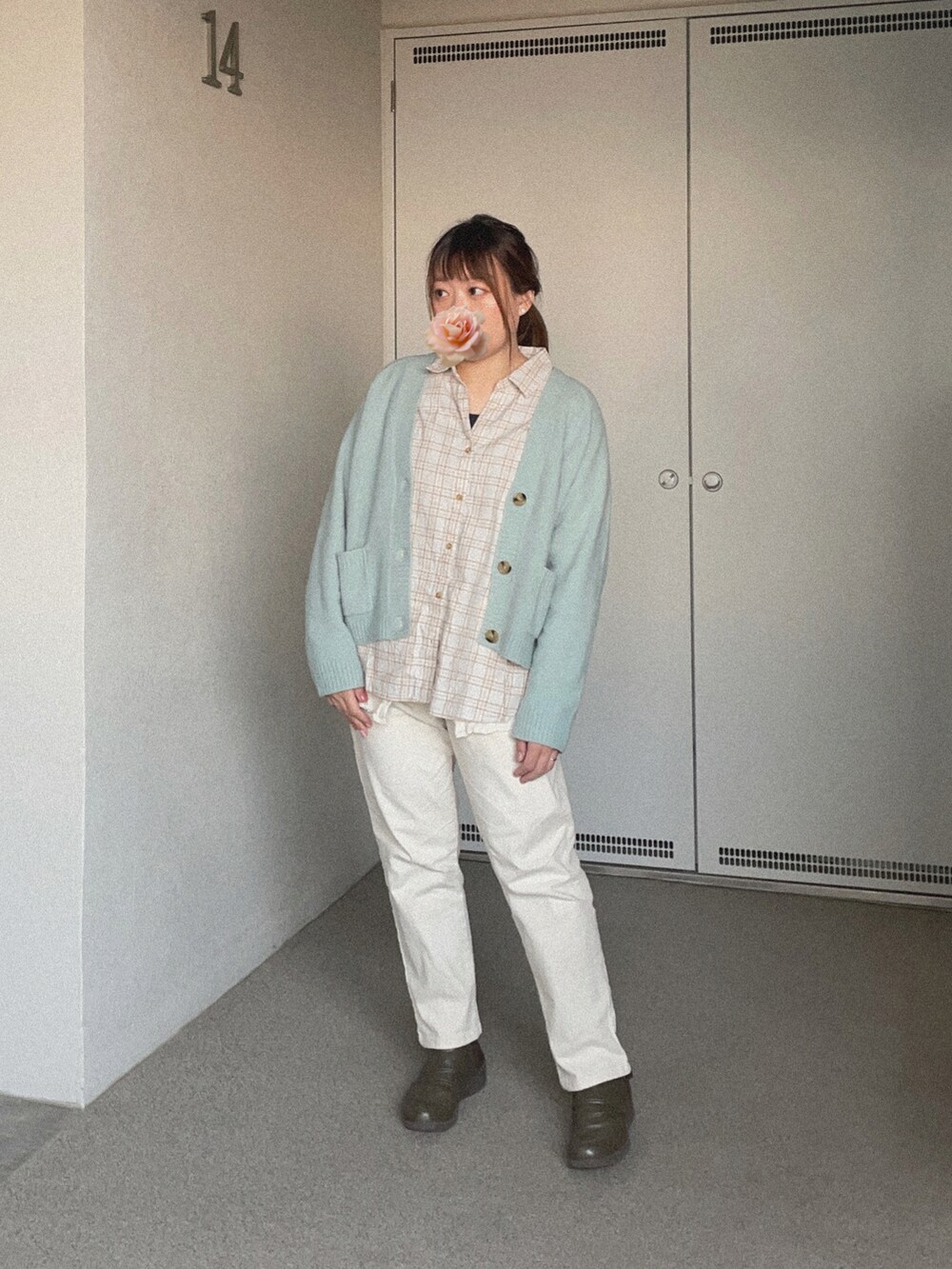 グレー系のシャツ/ブラウス、ブルー系のニット/セーター、ホワイト系のチノパンツを着用したレディースの春コーディネートの2枚目の写真