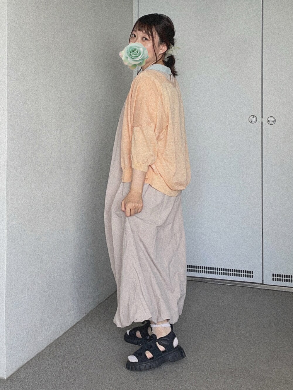 ホワイト系のシャツ/ブラウス、オレンジ系のカーディガン/ボレロ、グレー系のジャンパースカートを着用したレディースの夏コーディネートの3枚目の写真