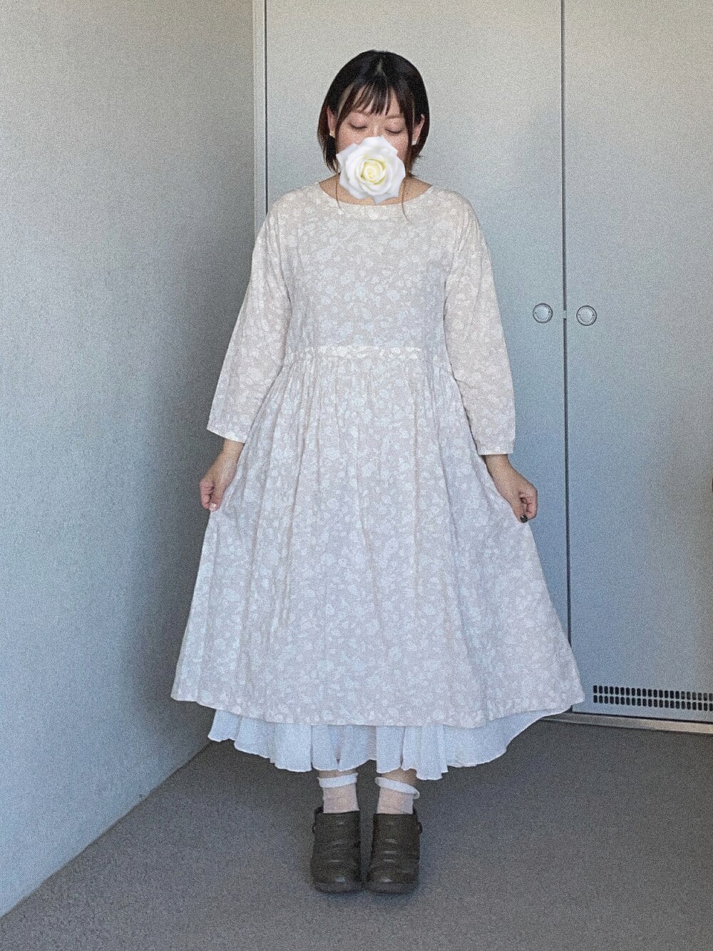 ホワイト系のワンピース、ホワイト系のスカート、グリーン系のブーティを着用したレディースの秋コーディネートの3枚目の写真