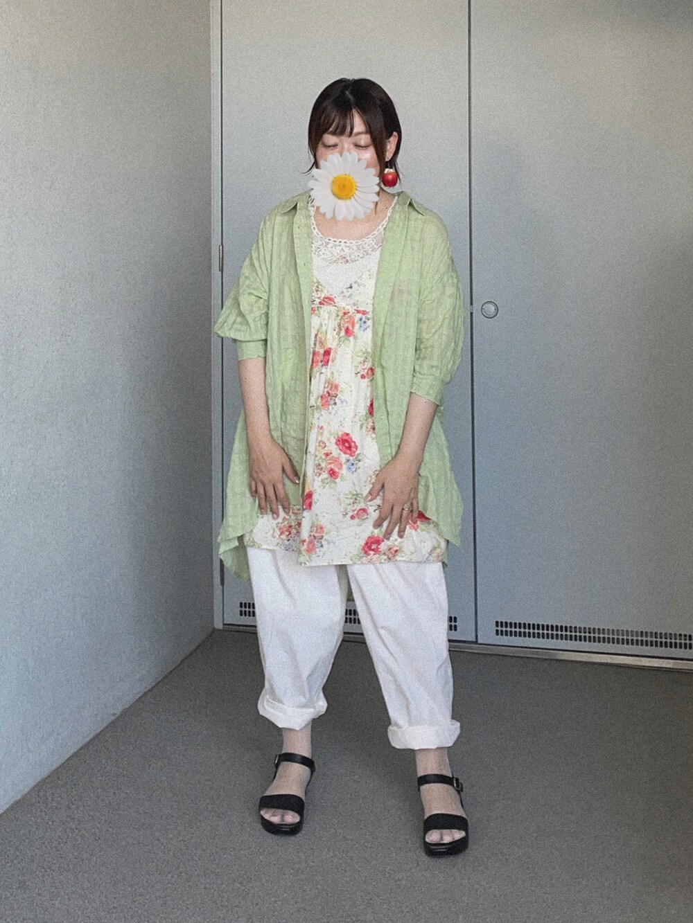 ホワイト系のタンクトップ、ベージュ系のチュニック、ホワイト系のチノパンツを着用したレディースの夏コーディネートの2枚目の写真