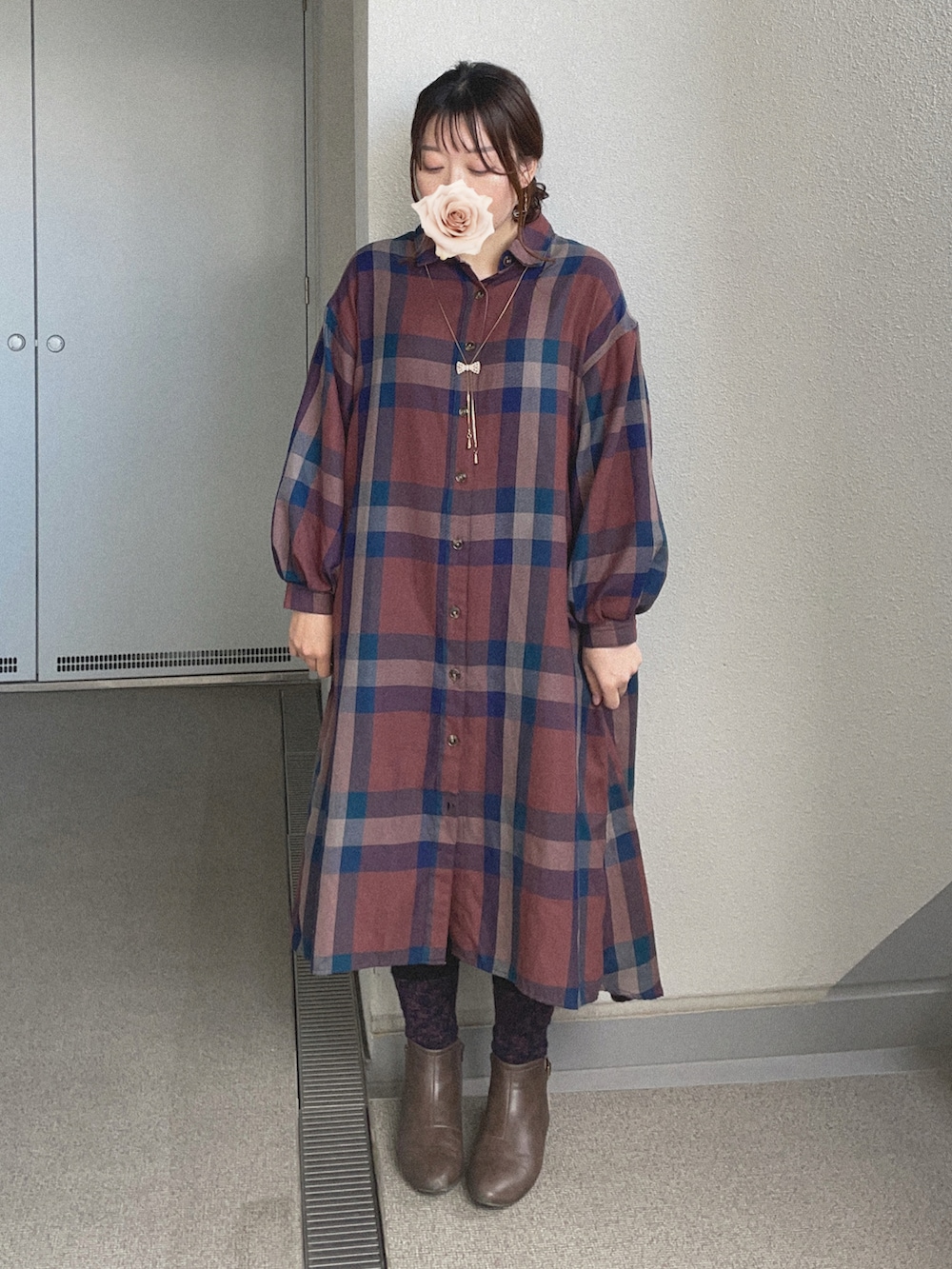 ブラウン系のシャツワンピース、グレー系のブーティ、シルバー系のバレッタ/ヘアクリップを着用したレディースの冬コーディネートの3枚目の写真