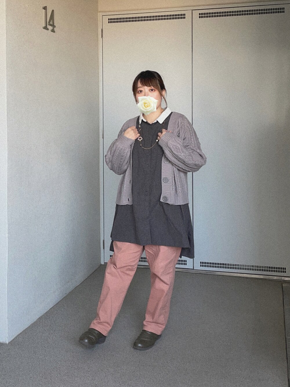グレー系のニット/セーター、グレー系のシャツ/ブラウス、ピンク系のチノパンツを着用したレディースの春コーディネートの2枚目の写真