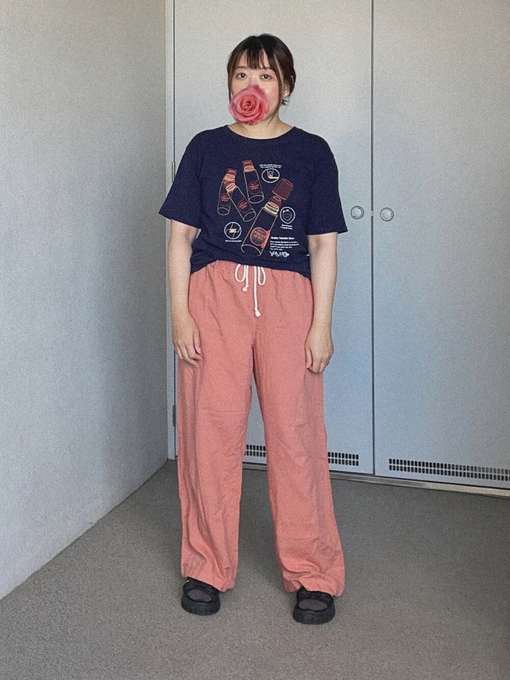 ブルー系のTシャツ/カットソー、レッド系のその他パンツ、ブラック系のサンダルを着用したレディースの秋コーディネートの2枚目の写真