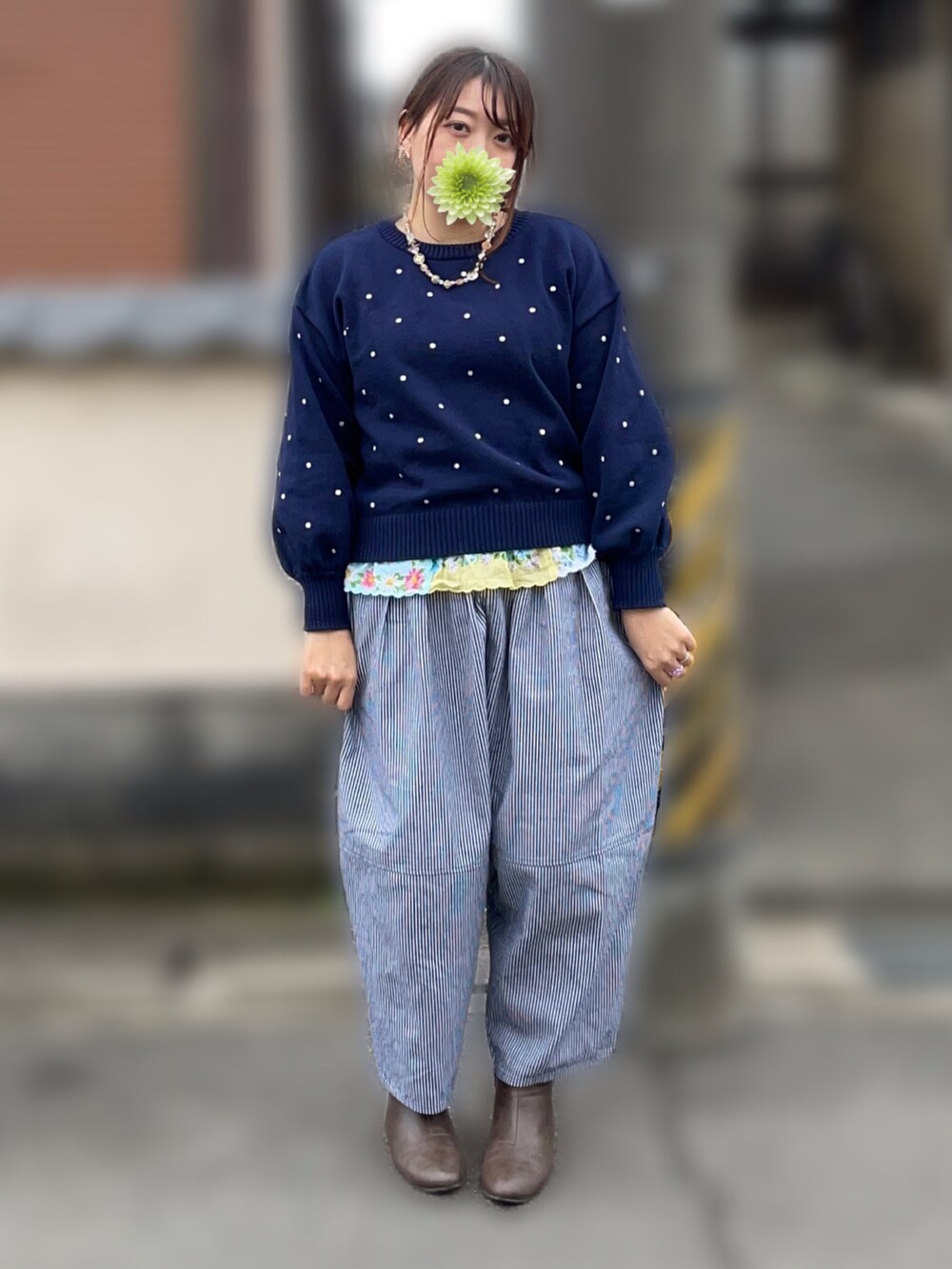 ブルー系のニット/セーター、その他のタンクトップ、ブルー系のチノパンツを着用したレディースの冬コーディネートの2枚目の写真