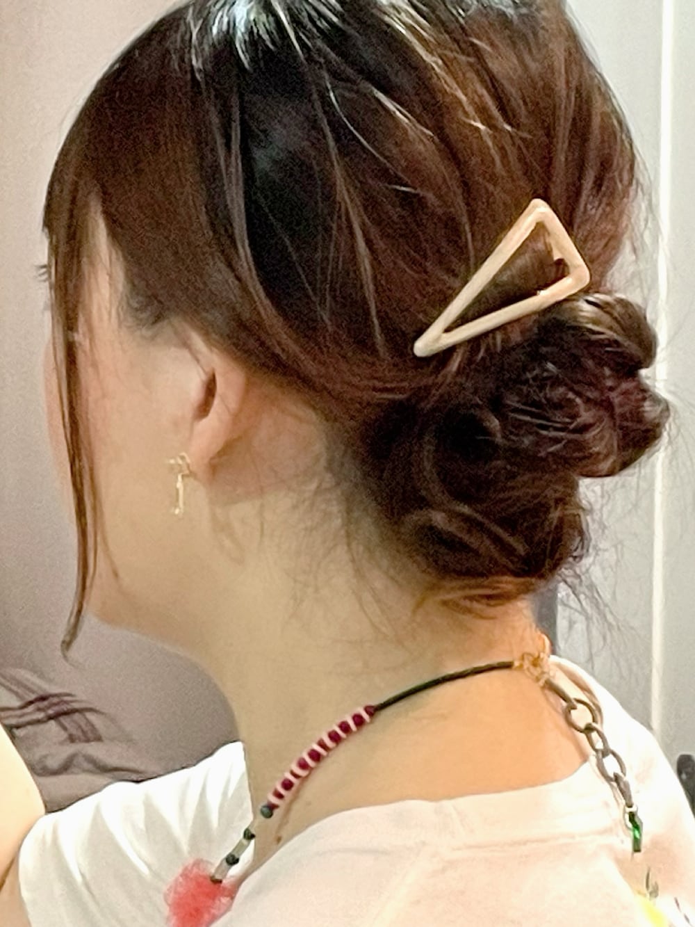 ホワイト系のTシャツ/カットソー、ブラウン系のスカート、ブラック系のサンダルを着用したレディースの秋コーディネートの3枚目の写真