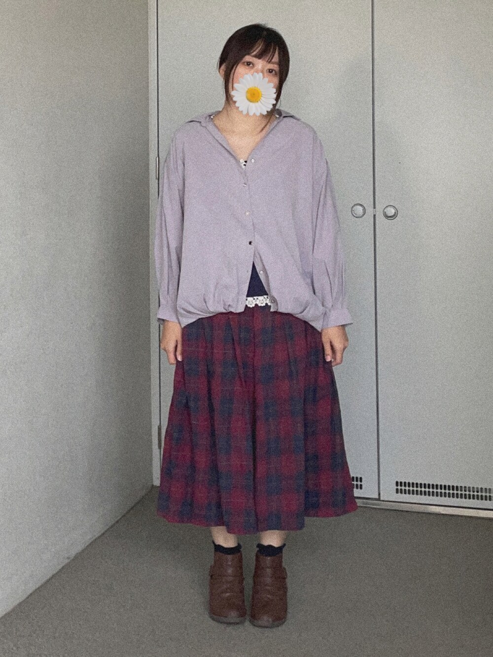 パープル系のシャツ/ブラウス、パープル系のその他パンツ、ブラウン系のブーティを着用したレディースの秋コーディネートの2枚目の写真