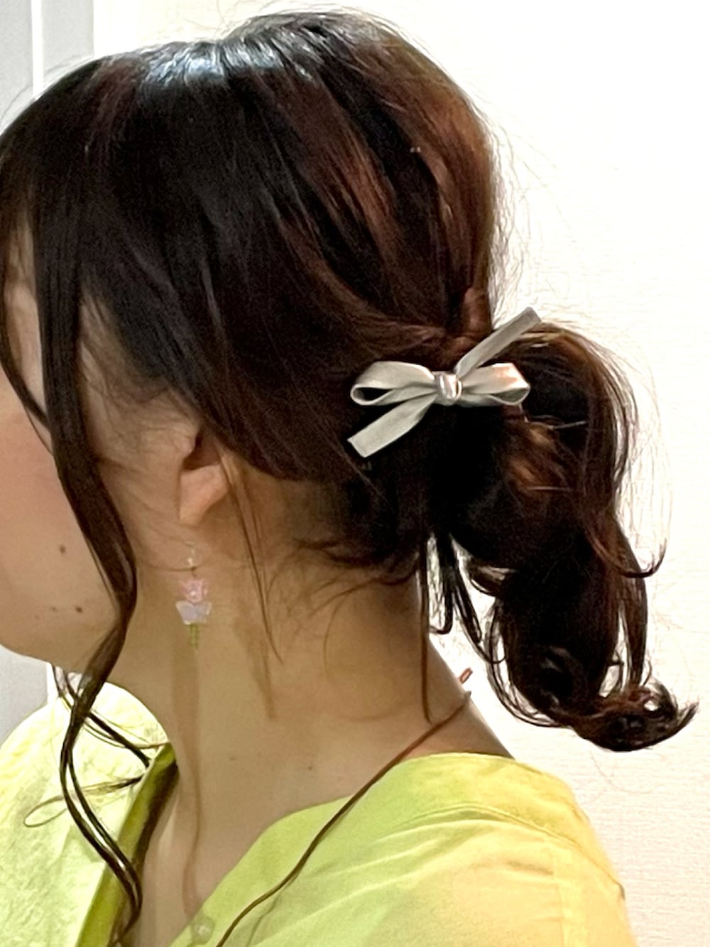 グリーン系のシャツ/ブラウス、ブルー系のデニムパンツ、ブラック系のサンダルを着用したレディースの夏コーディネートの4枚目の写真