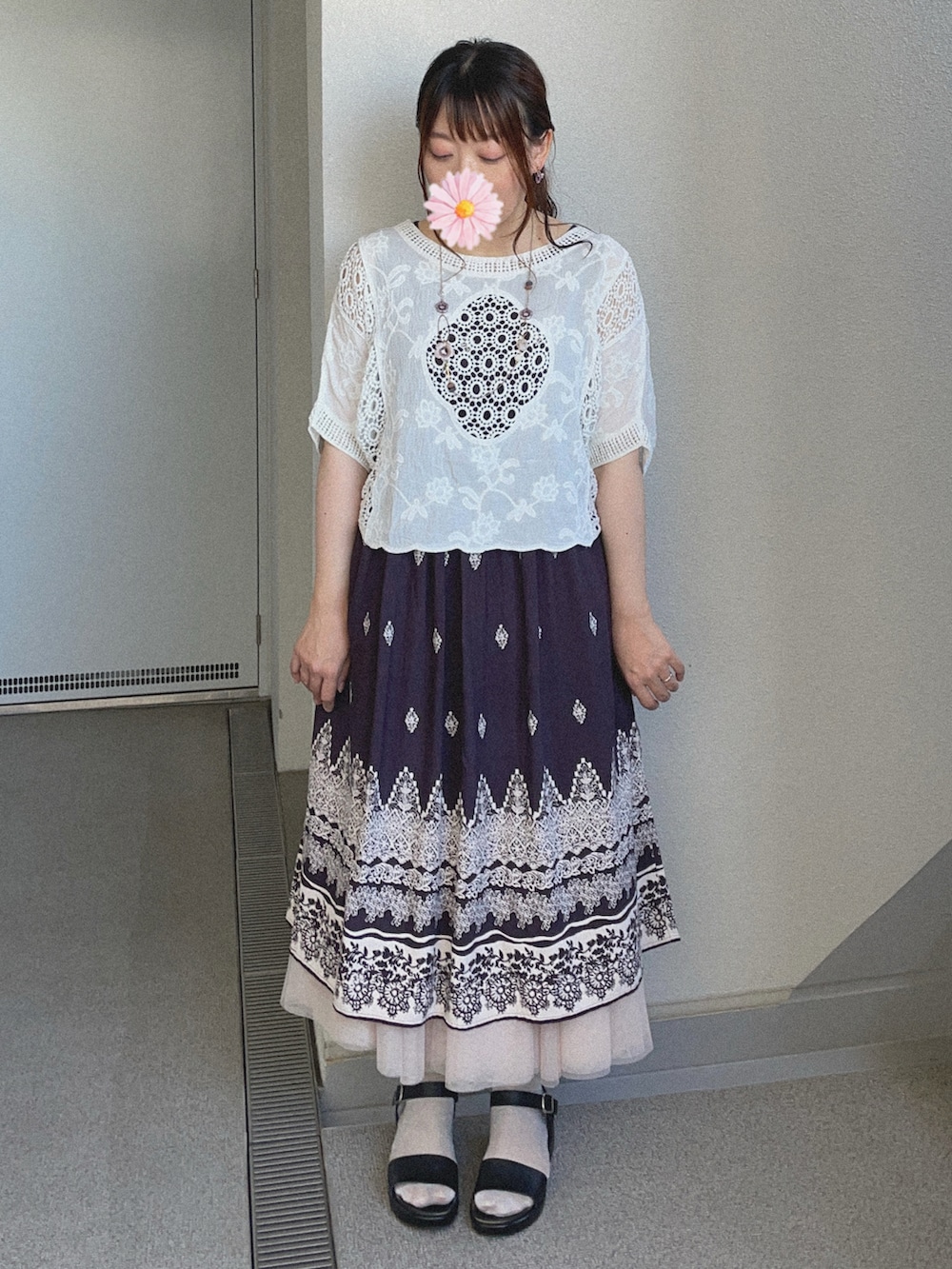 ホワイト系のTシャツ/カットソー、ピンク系のスカート、ブラック系のワンピースを着用したレディースの秋コーディネートの3枚目の写真