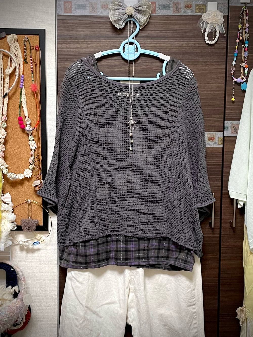 グレー系のTシャツ/カットソー、パープル系のタンクトップ、ホワイト系のチノパンツを着用したレディースの秋コーディネートの5枚目の写真