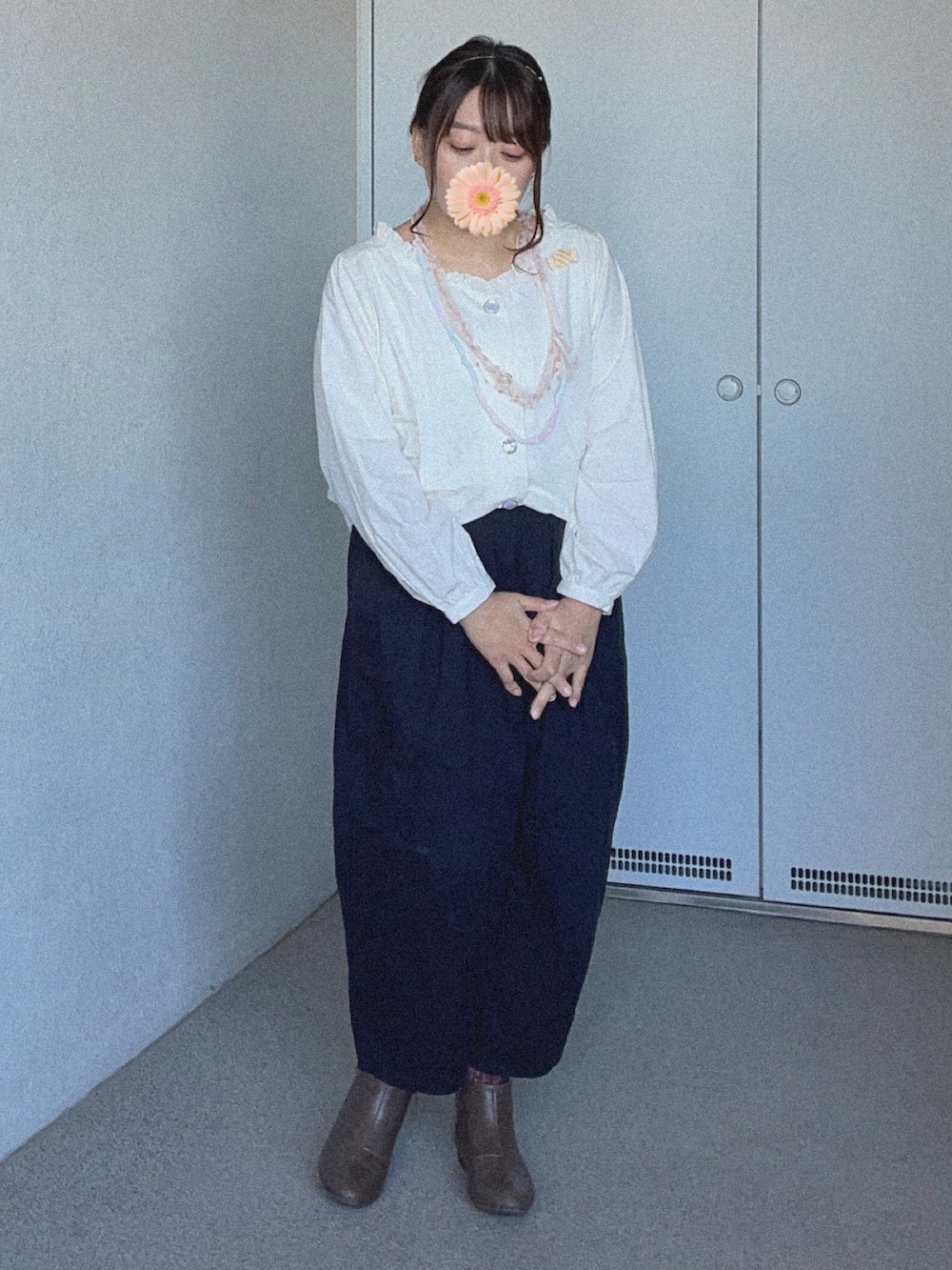 ホワイト系のシャツ/ブラウス、ブラック系のチノパンツ、グレー系のブーティを着用したレディースの冬コーディネートの2枚目の写真