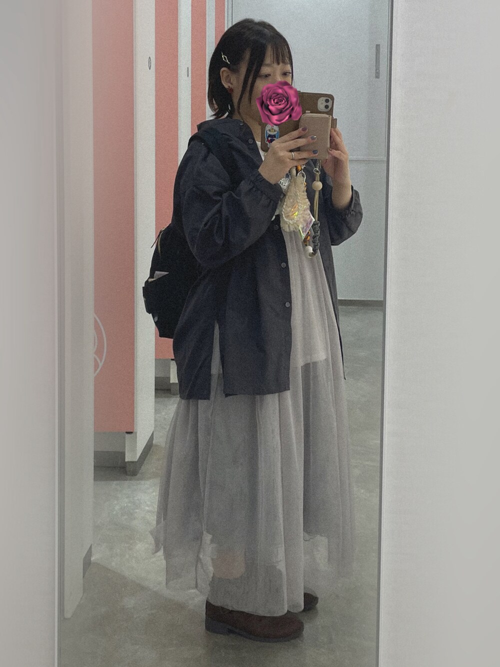 ホワイト系のTシャツ/カットソー、グレー系のワンピース、グレー系のスカートを着用したレディースの秋コーディネートの2枚目の写真