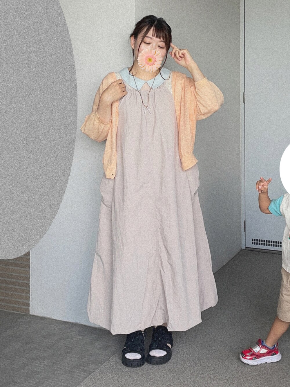 ホワイト系のシャツ/ブラウス、オレンジ系のカーディガン/ボレロ、グレー系のジャンパースカートを着用したレディースの夏コーディネートの2枚目の写真
