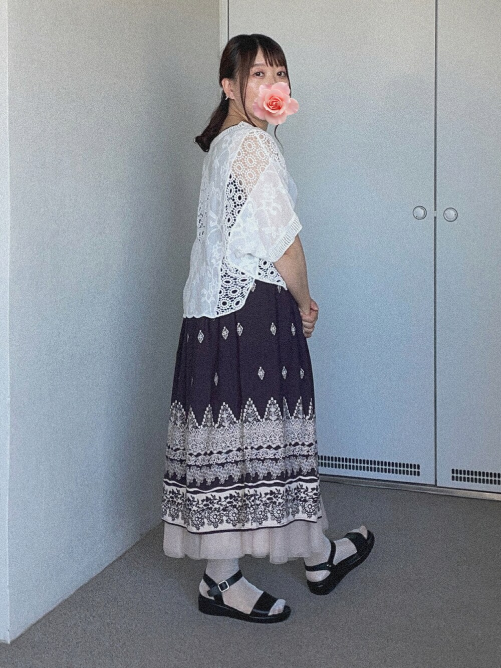 ホワイト系のTシャツ/カットソー、ピンク系のスカート、ブラック系のワンピースを着用したレディースの秋コーディネートの2枚目の写真