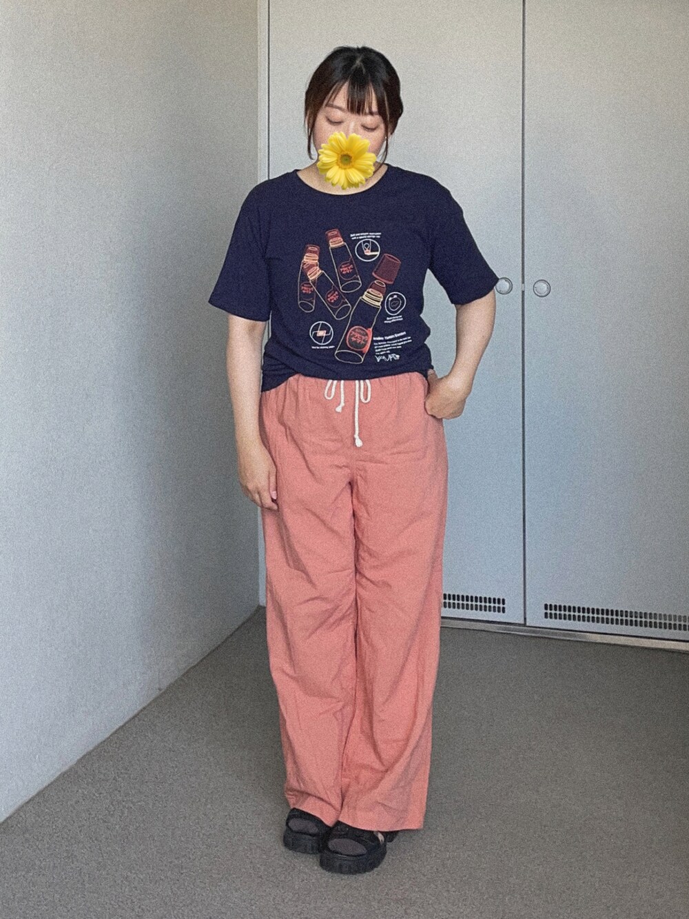 ブルー系のTシャツ/カットソー、レッド系のその他パンツ、ブラック系のサンダルを着用したレディースの秋コーディネートの3枚目の写真