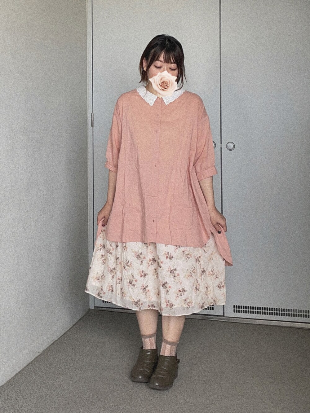 ピンク系のシャツ/ブラウス、ホワイト系のスカート、グリーン系のブーティを着用したレディースの秋コーディネートの2枚目の写真