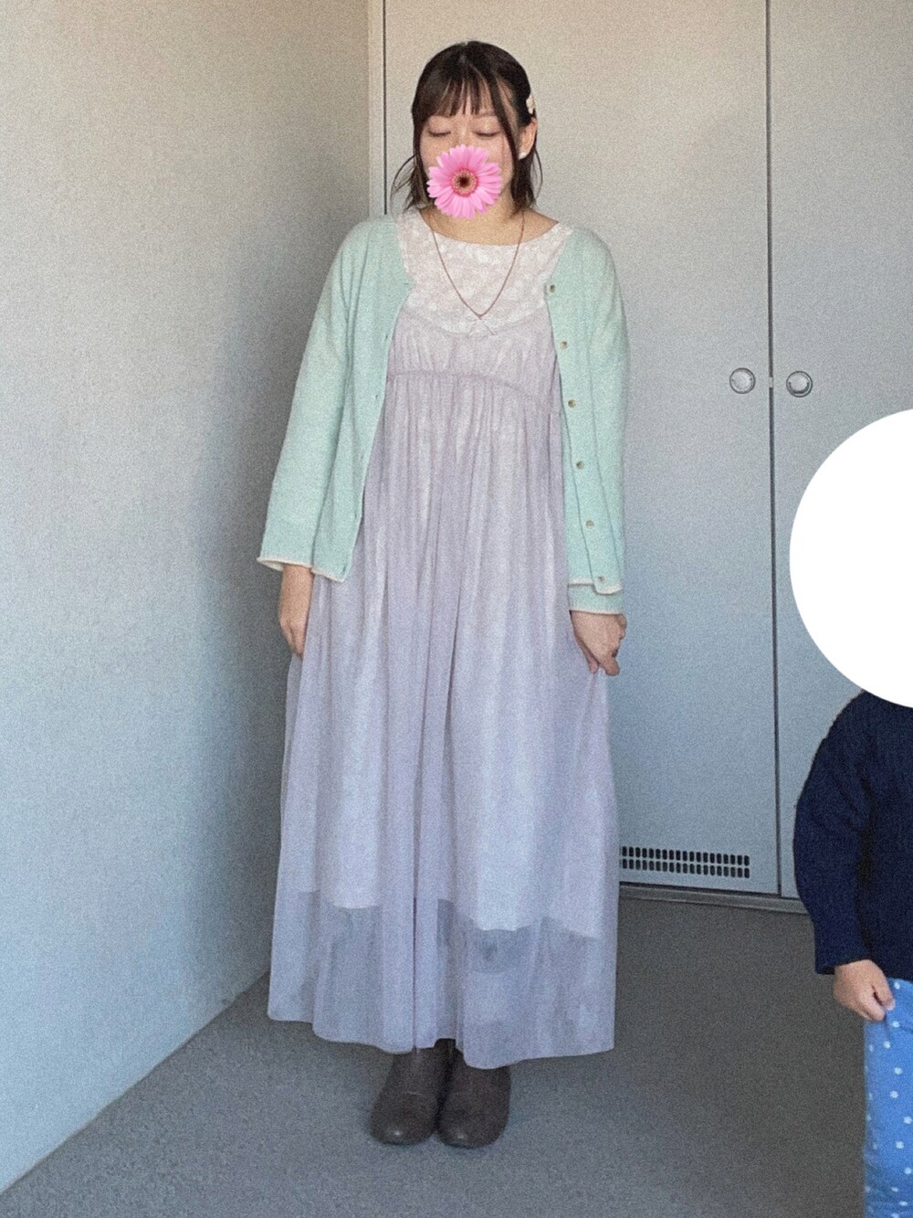 グレー系のワンピース、ホワイト系のワンピース、ブルー系のニット/セーターを着用したレディースの秋コーディネートの2枚目の写真