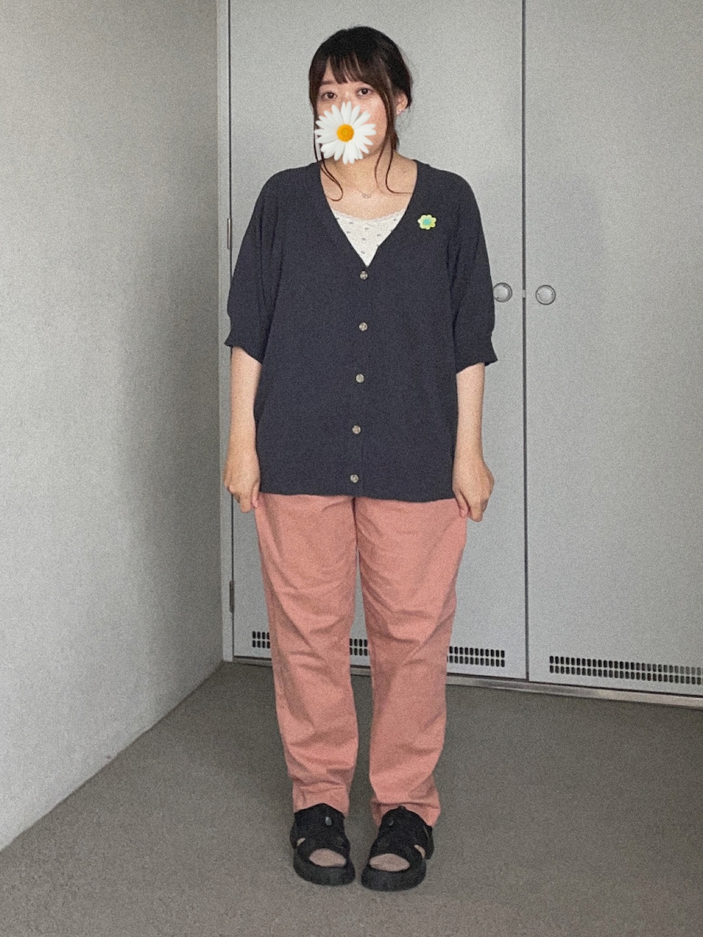 ホワイト系のキャミソール、ブルー系のニット/セーター、ピンク系のチノパンツを着用したレディースの秋コーディネートの3枚目の写真