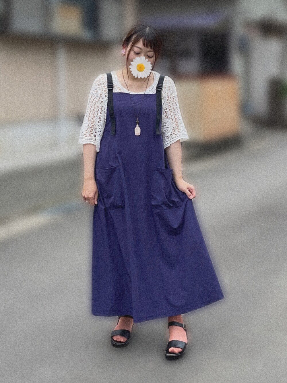 イエロー系のTシャツ/カットソー、パープル系のジャンパースカート、ブラック系のサンダルを着用したレディースの夏コーディネートの2枚目の写真