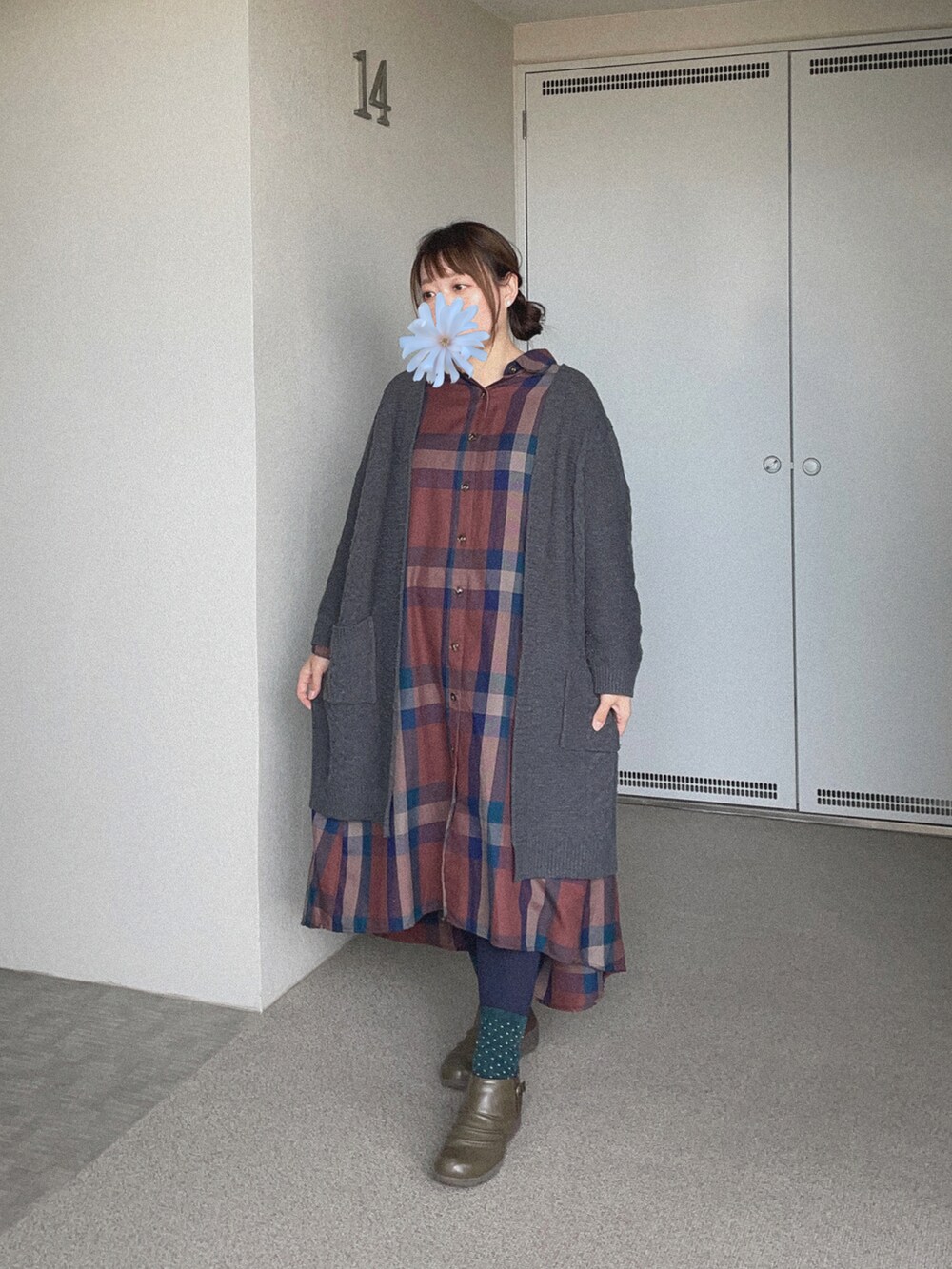 ブルー系のニット/セーター、ブラウン系のシャツワンピース、グリーン系のブーティを着用したレディースの冬コーディネートの2枚目の写真